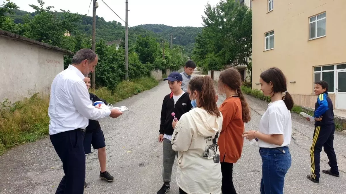 Sokaklarda çocuklara şeker ve maske dağıtıldı