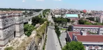 Surdan taşlar döküldü, yol trafiğe kapatıldı