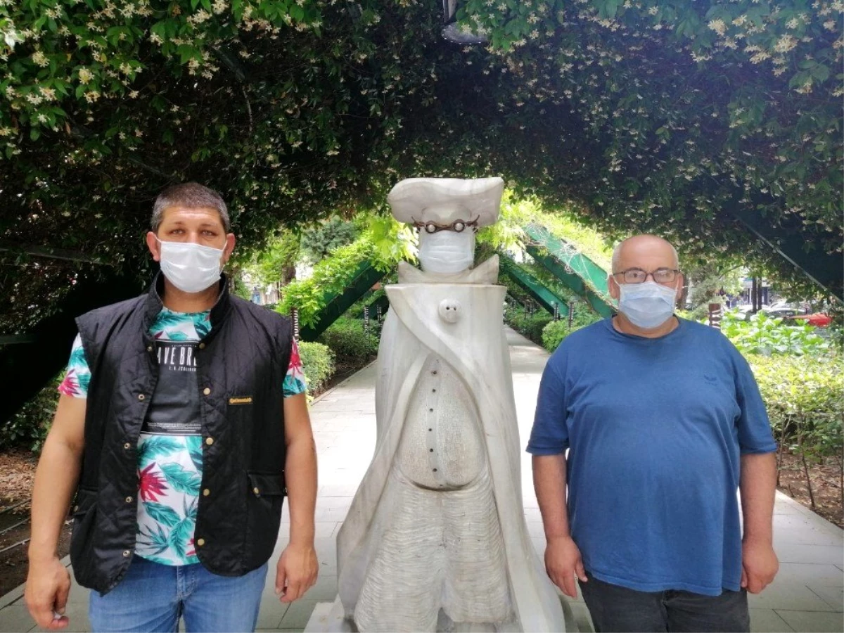 Taksiciler heykele maske taktı