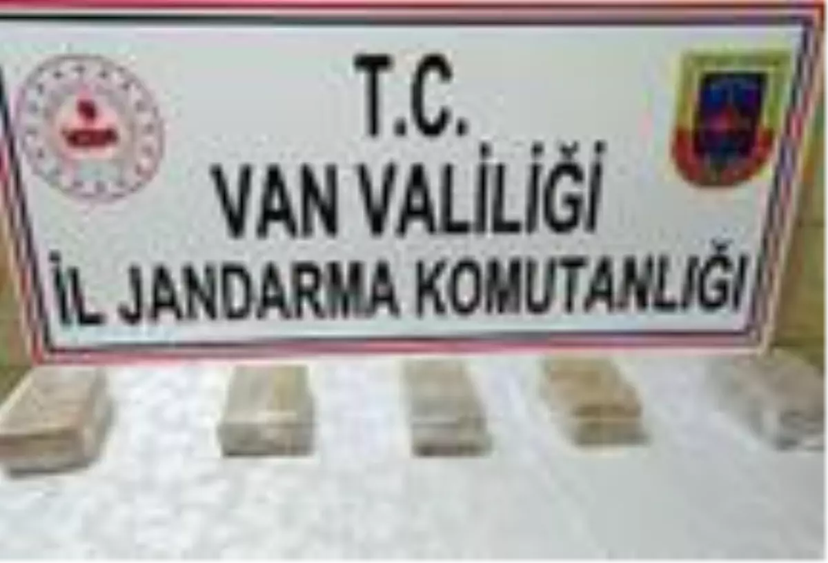 Van\'da, arazide taşlar arasına gizlenen 3 kilo metamfetamin bulundu