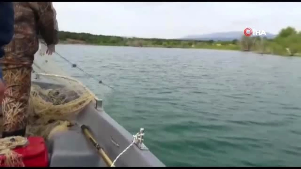 Beyşehir Gölü\'nde içerisinde ağ olan balıkçı teknesine 5 bin lira ceza