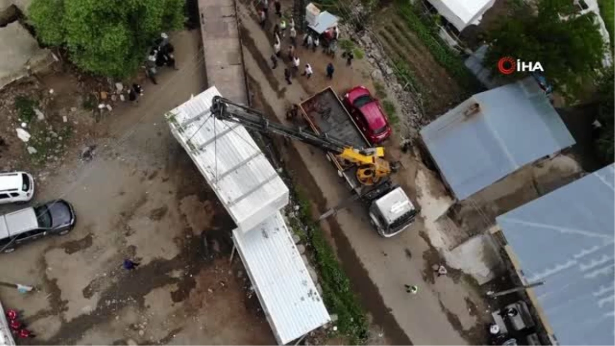 Bingöl\'de deprem bölgesine konteynerler gelmeye başladı