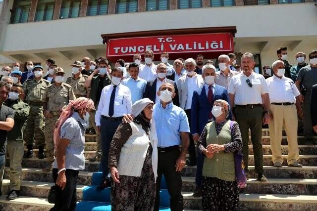 Görev yeri değişen valiyi vatandaşlar, gözyaşlarıyla uğurladı