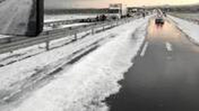 Kars'ta dolu yağdı, yol beyaza büründü - Son Dakika