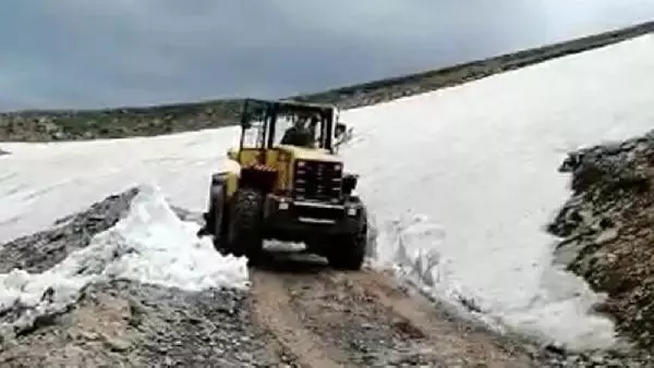 Kars ve Bayburt'ta etkili olan dolu nedeniyle vatandaşlar zor anlar yaşadı