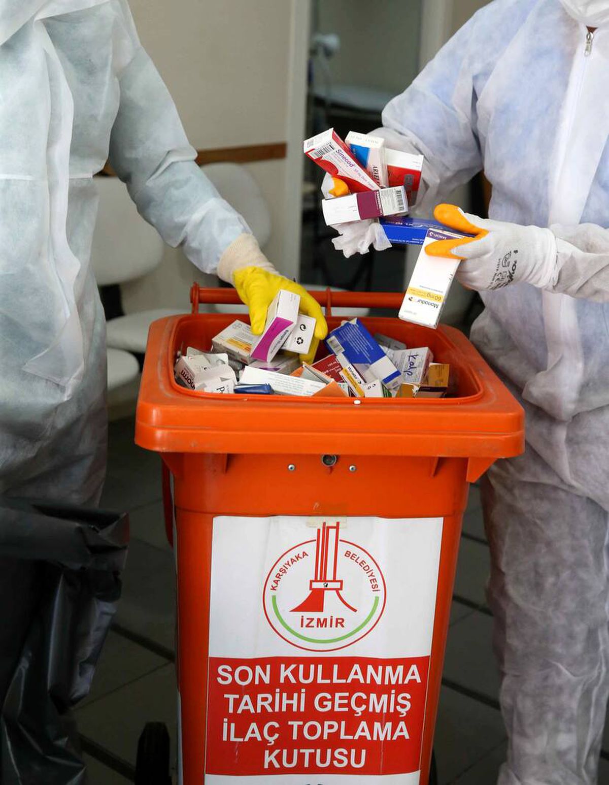 Karşıyaka\'da atık ilaçlar çöpe gitmeyecek