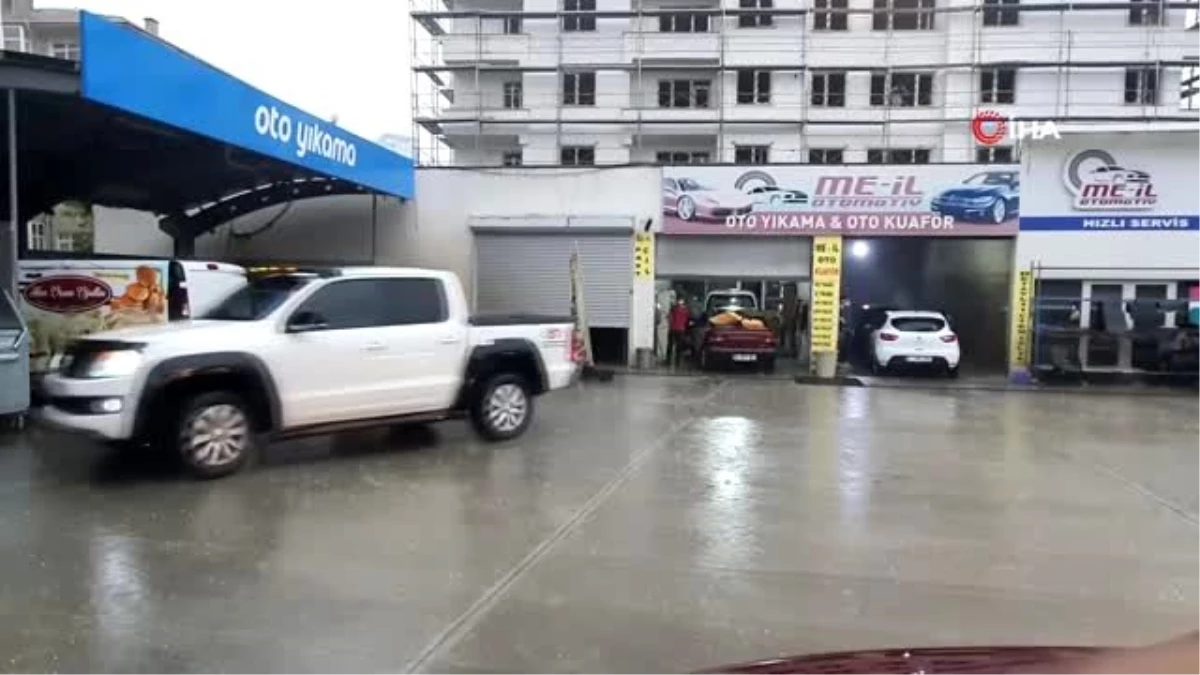 Son dakika haberi... Kastamonu\'da dolu yağışı başlayınca sürücüler kapalı alanlara akın etti