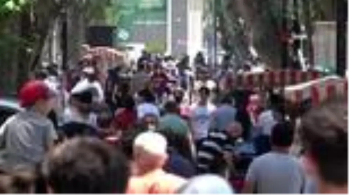 Korona virüse rağmen vatandaşlar yine sokaklarda kalabalık oluşturdu