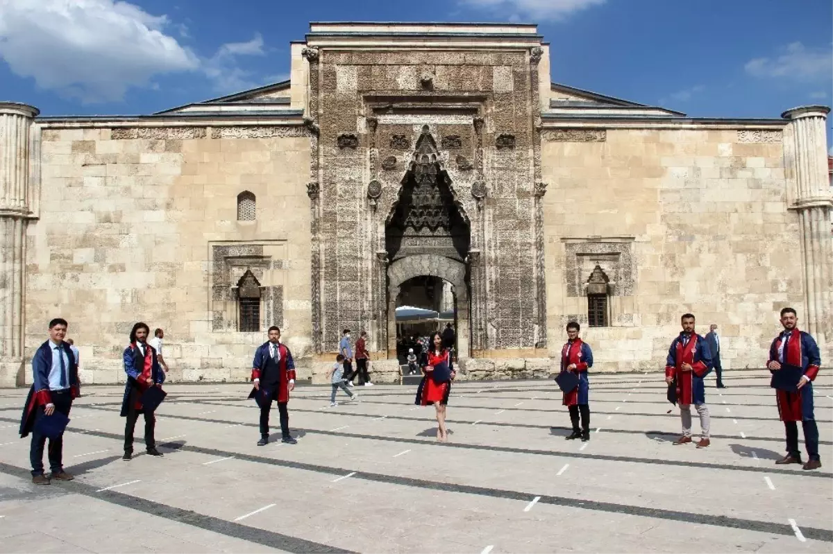 Öğrencilerden sosyal mesafeli kep töreni