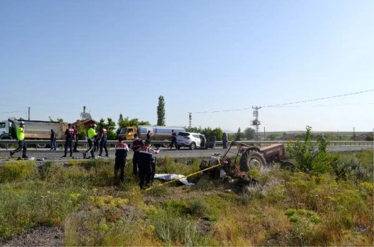 Otomobilin çarptığı traktör, ikiye bölündü: Dede öldü, torunu ve 2 kişi yaralı