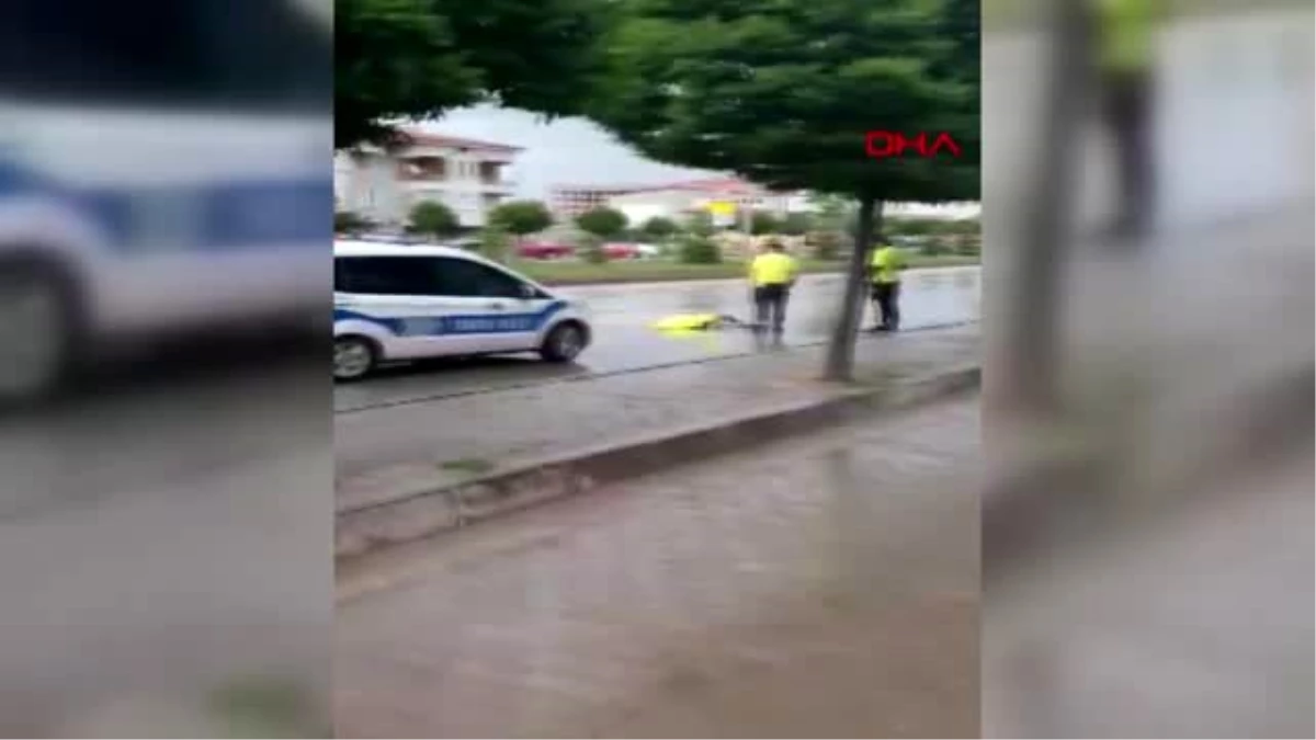 Polis memuru, montuyla yaralı köpeği yağmurdan korudu