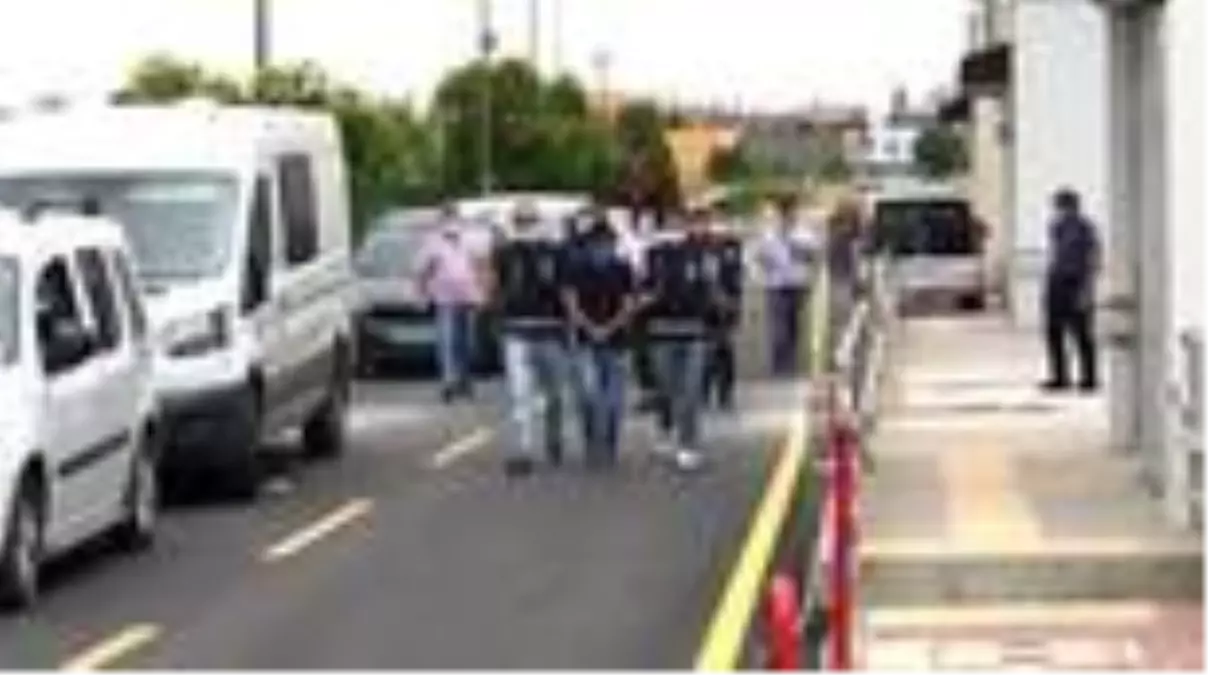 Son dakika haberleri! Tartıştığı kişiyi bıçak ve silahla yaraladığı iddia edilen zanlı tutuklandı