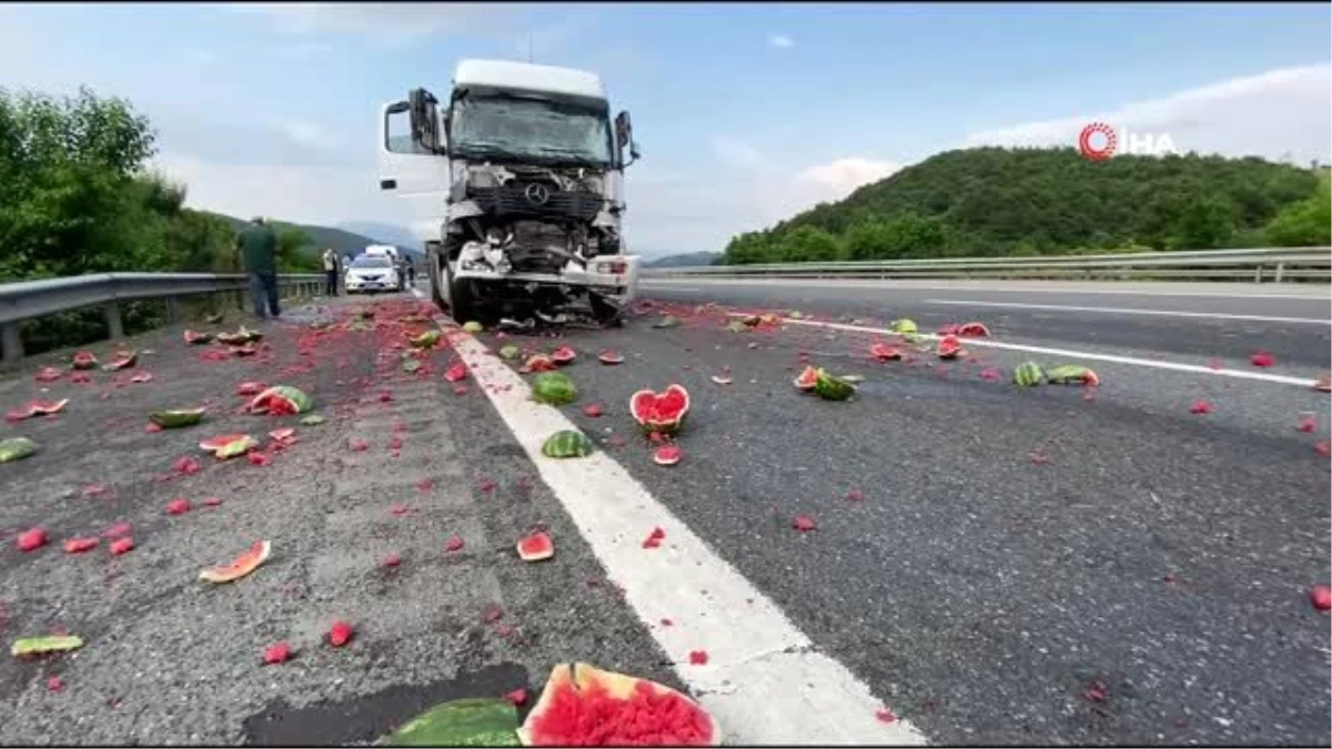 Son dakika haberleri! TEM\'de kaza sonrası kamyondaki karpuzlar yola saçıldı