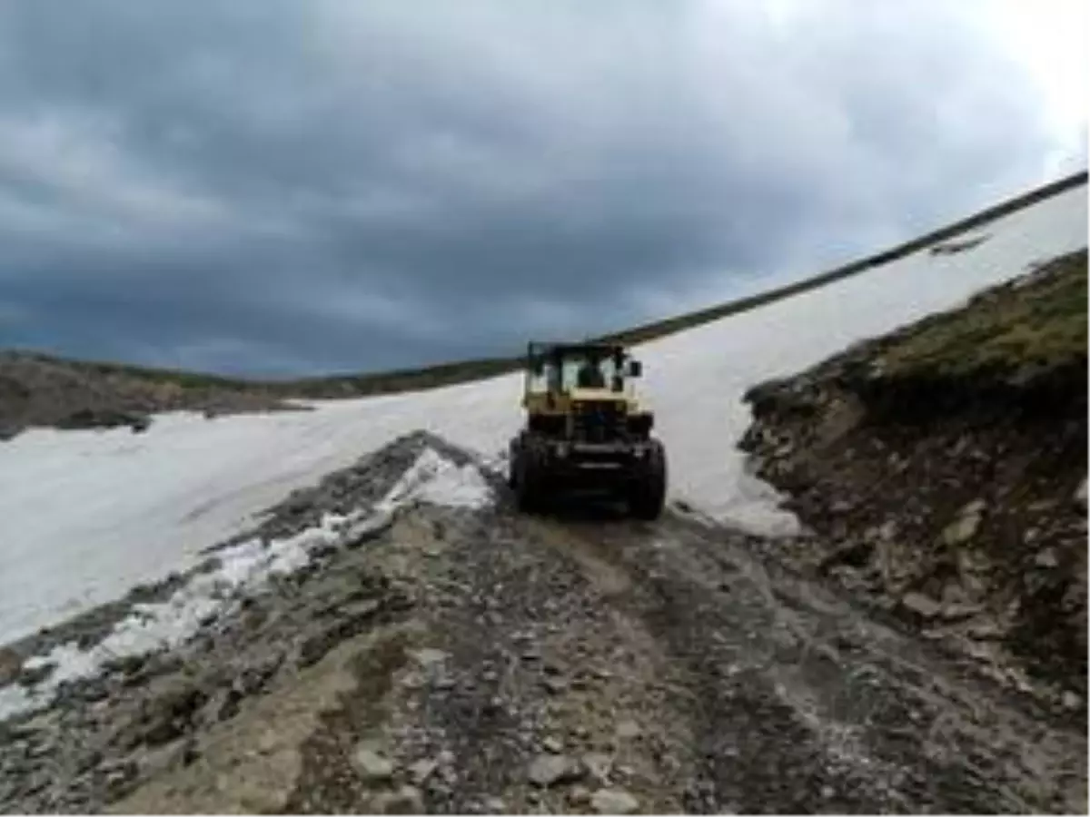 Yayla yollarını açmaya çalışan ekipler, 2 metrelik karla mücadele ediyor