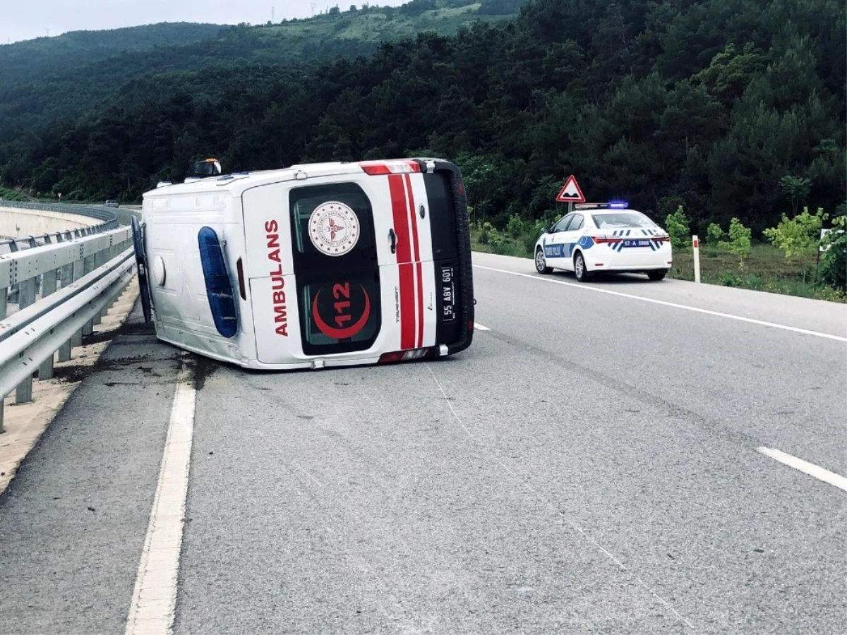 112 ambulansı devrildi: 1 yaralı