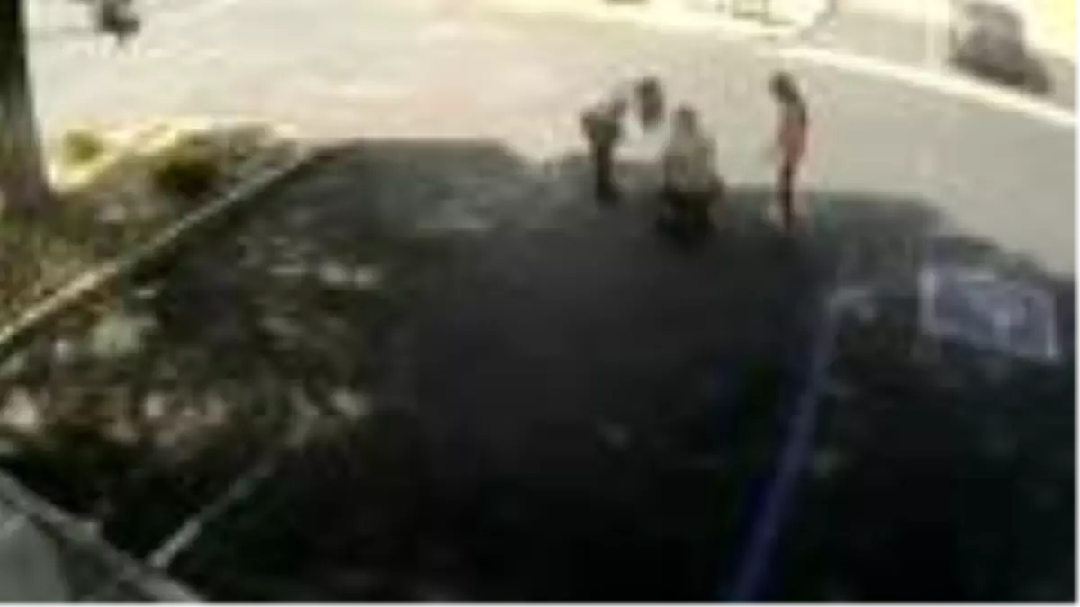 ABD\'de polis şiddetini protesto eden kadının bebeğini ölümden polis kurtardı