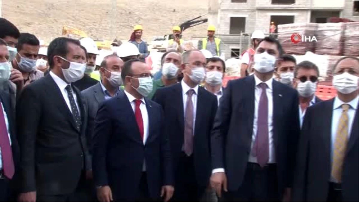 Bakan Kurum Elazığ\'da, yapımı süren deprem konutlarını inceledi