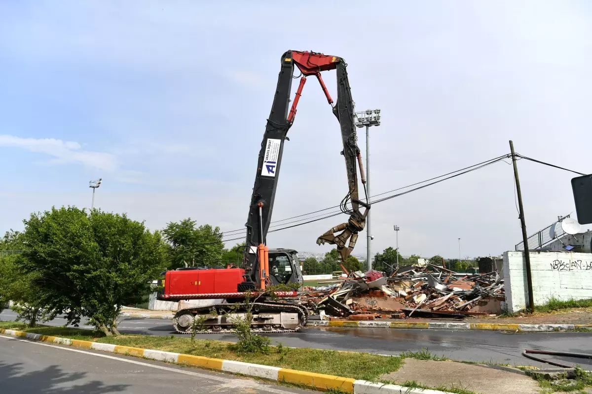 Beylikdüzü Belediyesi, Gürpınar Stadı\'nda yenileme çalışmalarına başladı