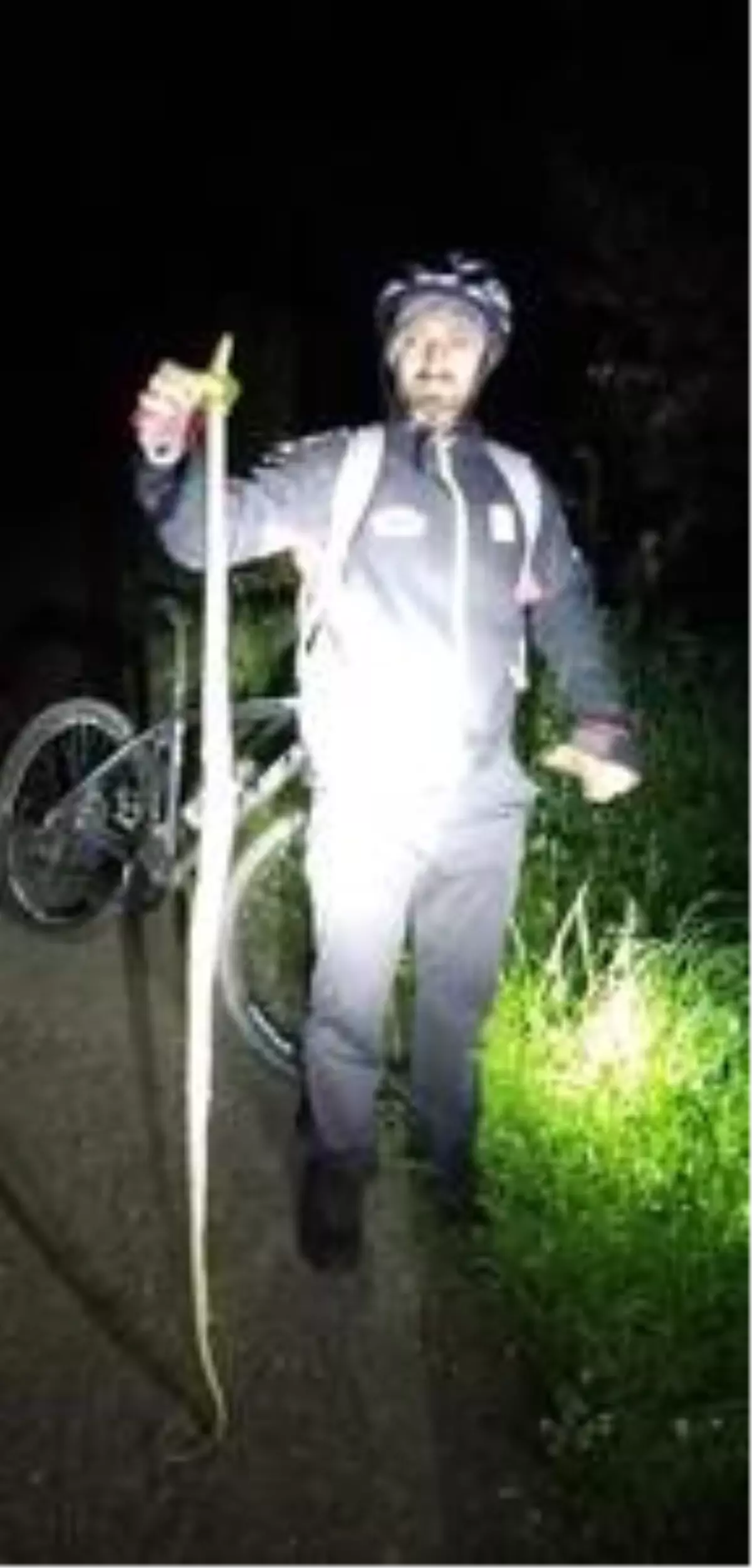 Son dakika haberi: Bisikletçiler 2 metrelik yılan yakaladı