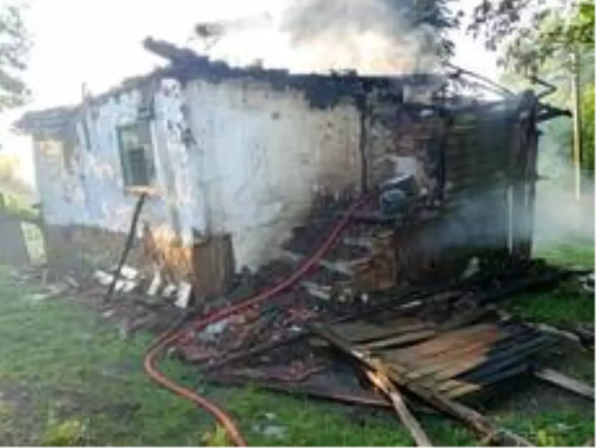 Buzdolabı patladı, çıkan yangında ev kullanılamaz hale geldi