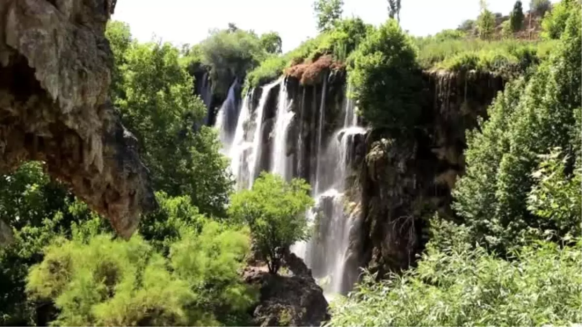 Doğasıyla cezbeden Yerköprü Şelalesi misafirlerini ağırlamaya başladı