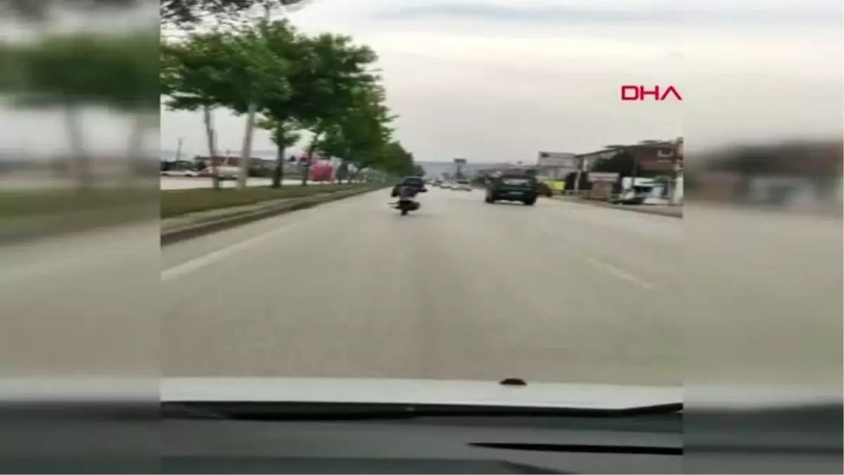 DÜZCE Motosikleti üzerine yatarak kullandı