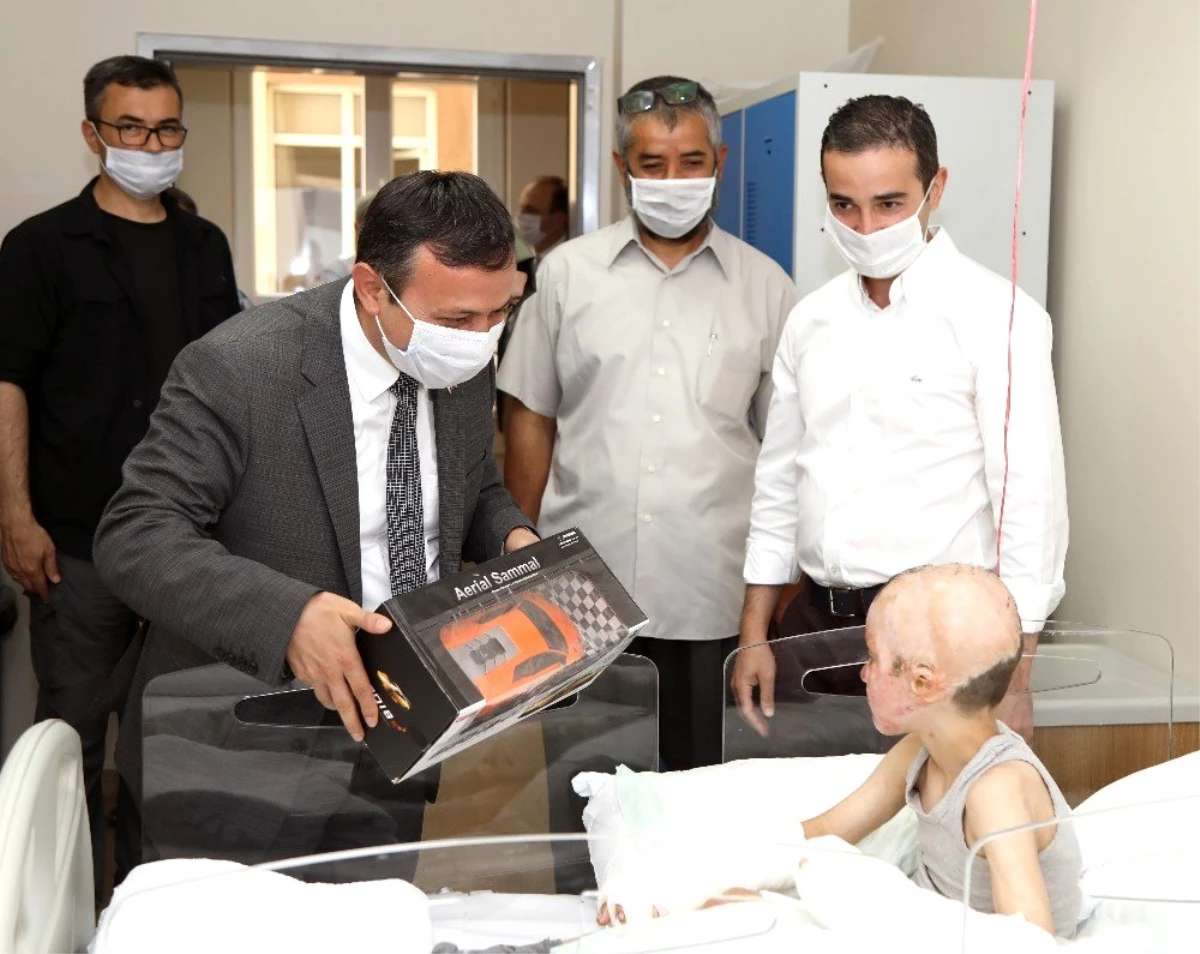 ERÜ Rektörü Çalış, Savaş Mağduru Küçük Halid\'i Hastanede Ziyaret Etti