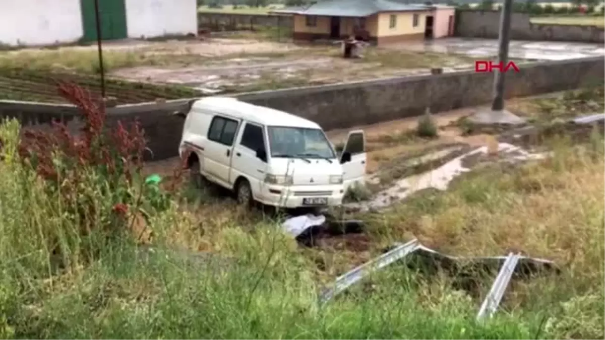 ISPARTA Tarım işçilerini taşıyan minibüs kamyonla çarpıştı: 1 ölü, 7 yaralı