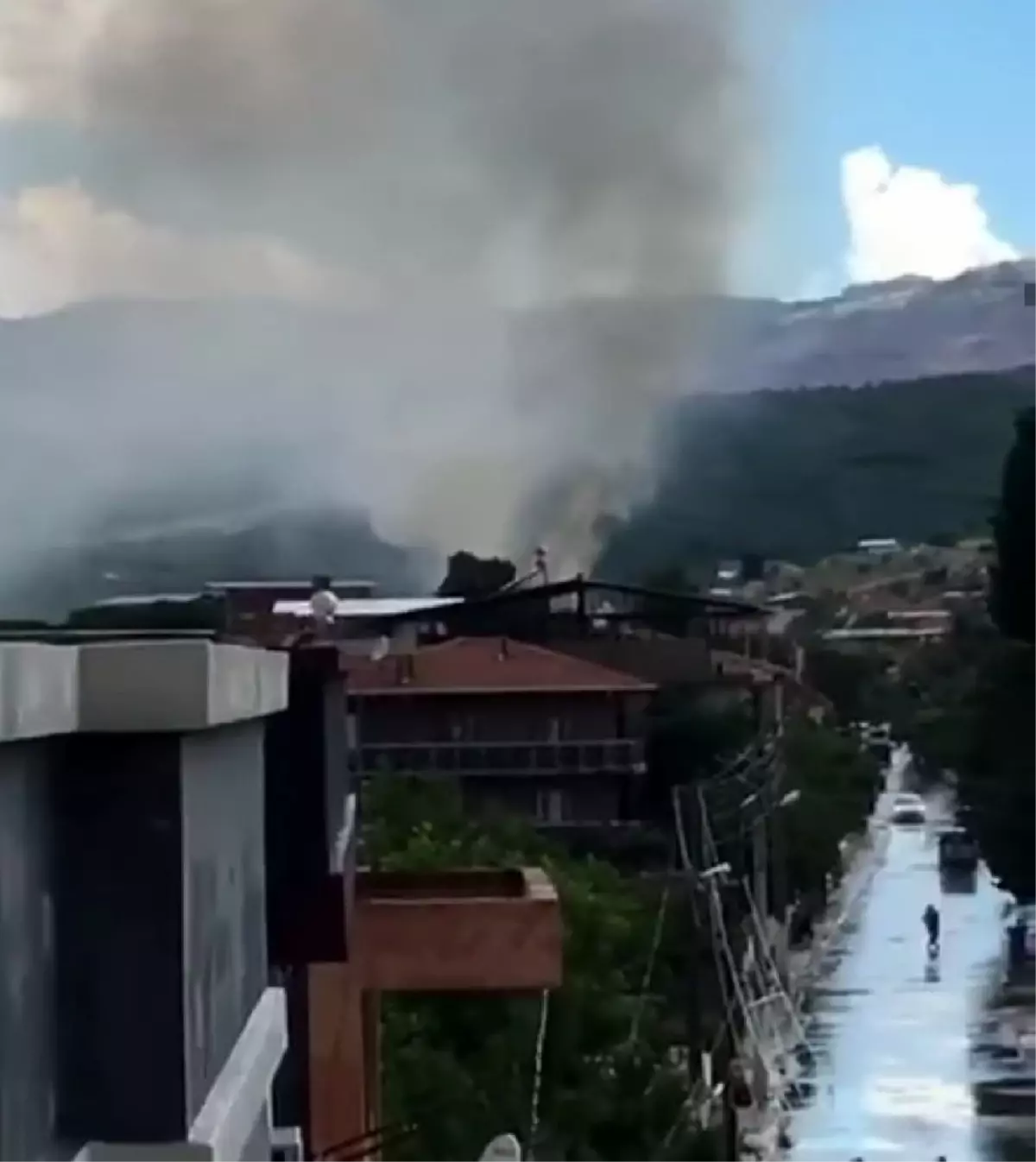 Son dakika haberi! İzmir\'de okulun çatısına yıldırım düştü