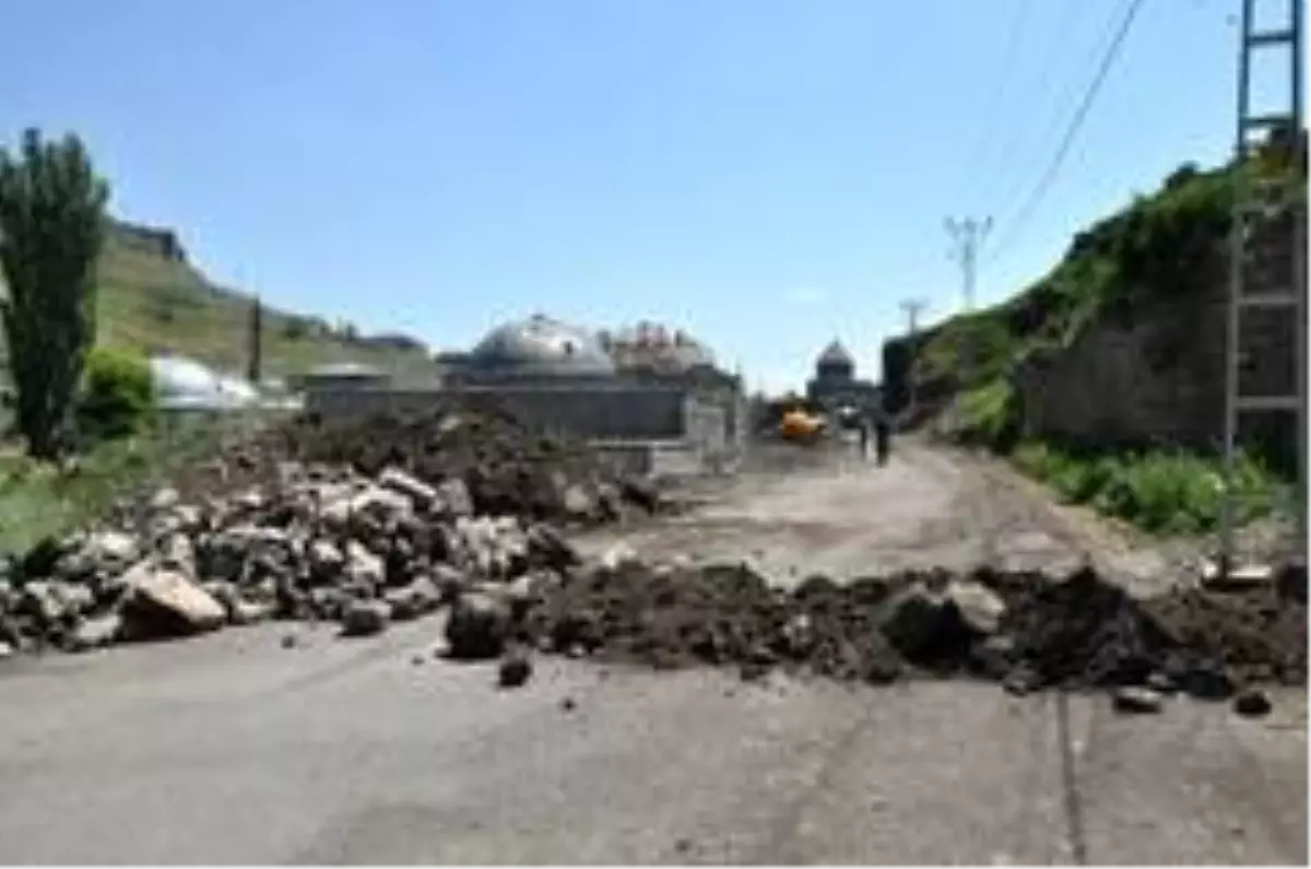 Kars\'ta Dere içi yolu trafiğe kapatıldı