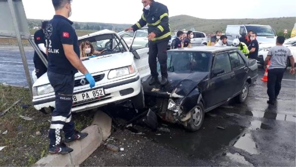 Kayseri\'de iki otomobil çarpıştı: 9 yaralı