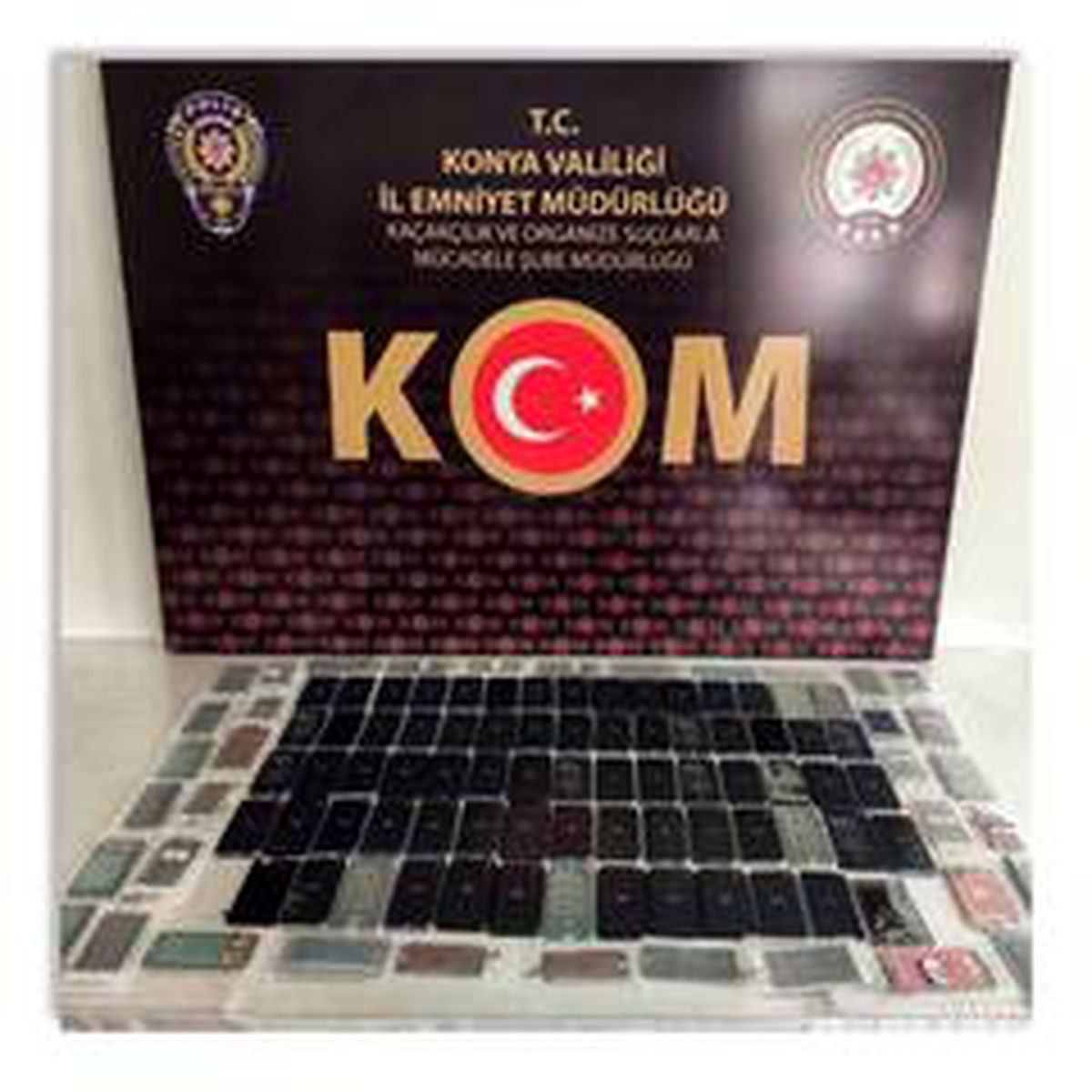 Son dakika! Konya\'da gümrük kaçağı telefon ve kaçak içki ele geçirildi