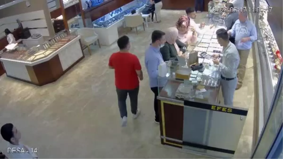 Mersin\'de kuyumcuları dolandıran zanlı sahte altın satmak isterken yakalandı
