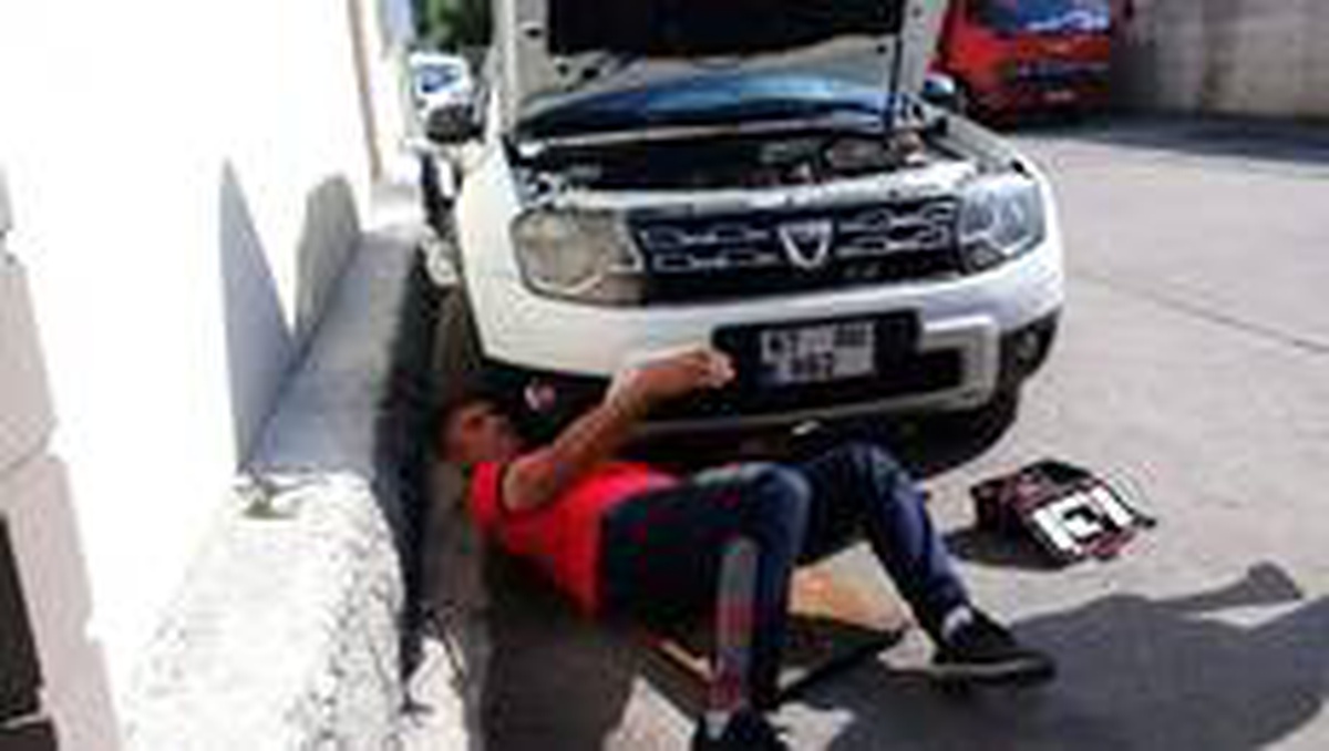 Otomobile sıkışan kediyi itfaiye kurtardı