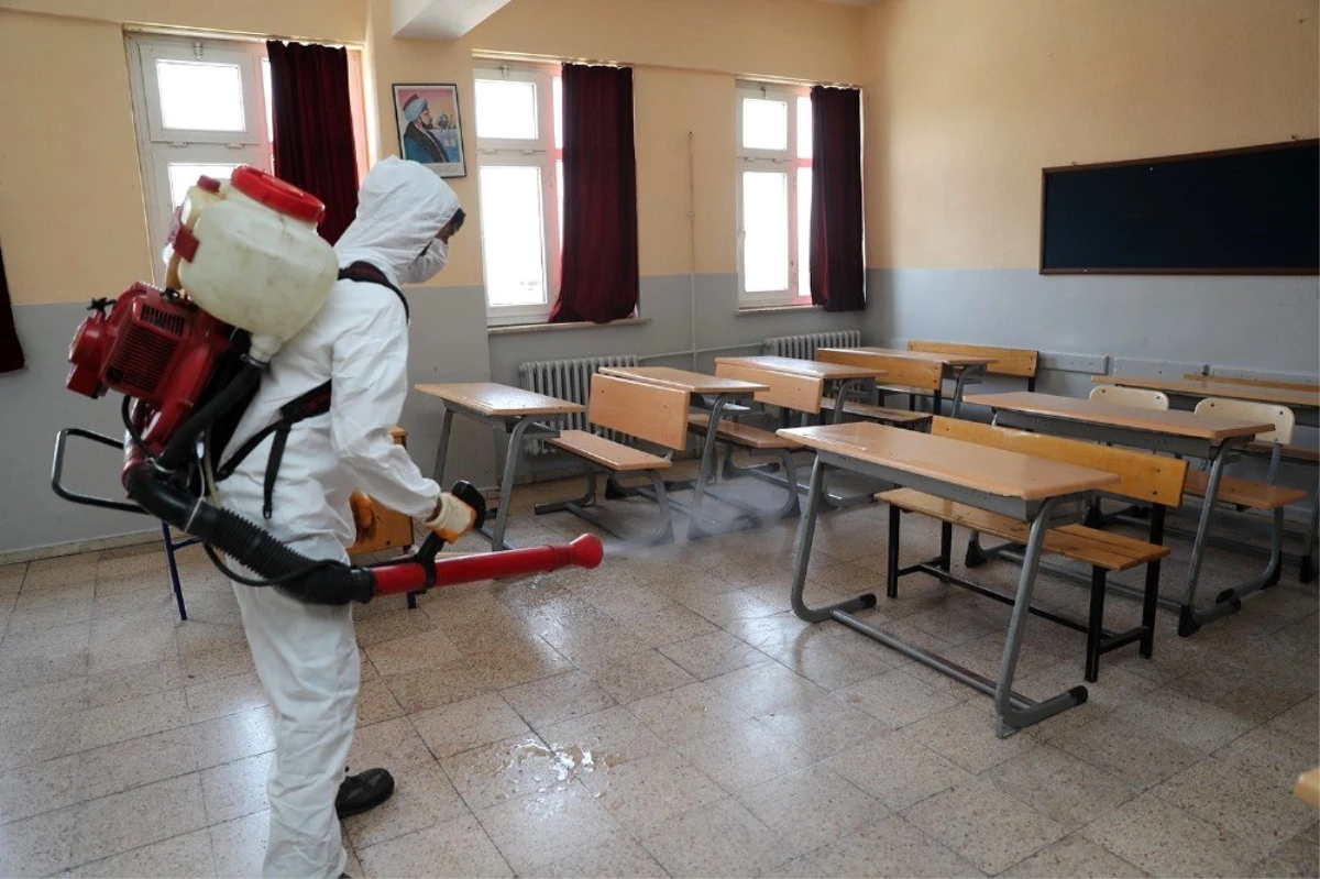 Pamukkale Belediyesi LGS\'nin yapılacağı okullarda dezenfekte etti