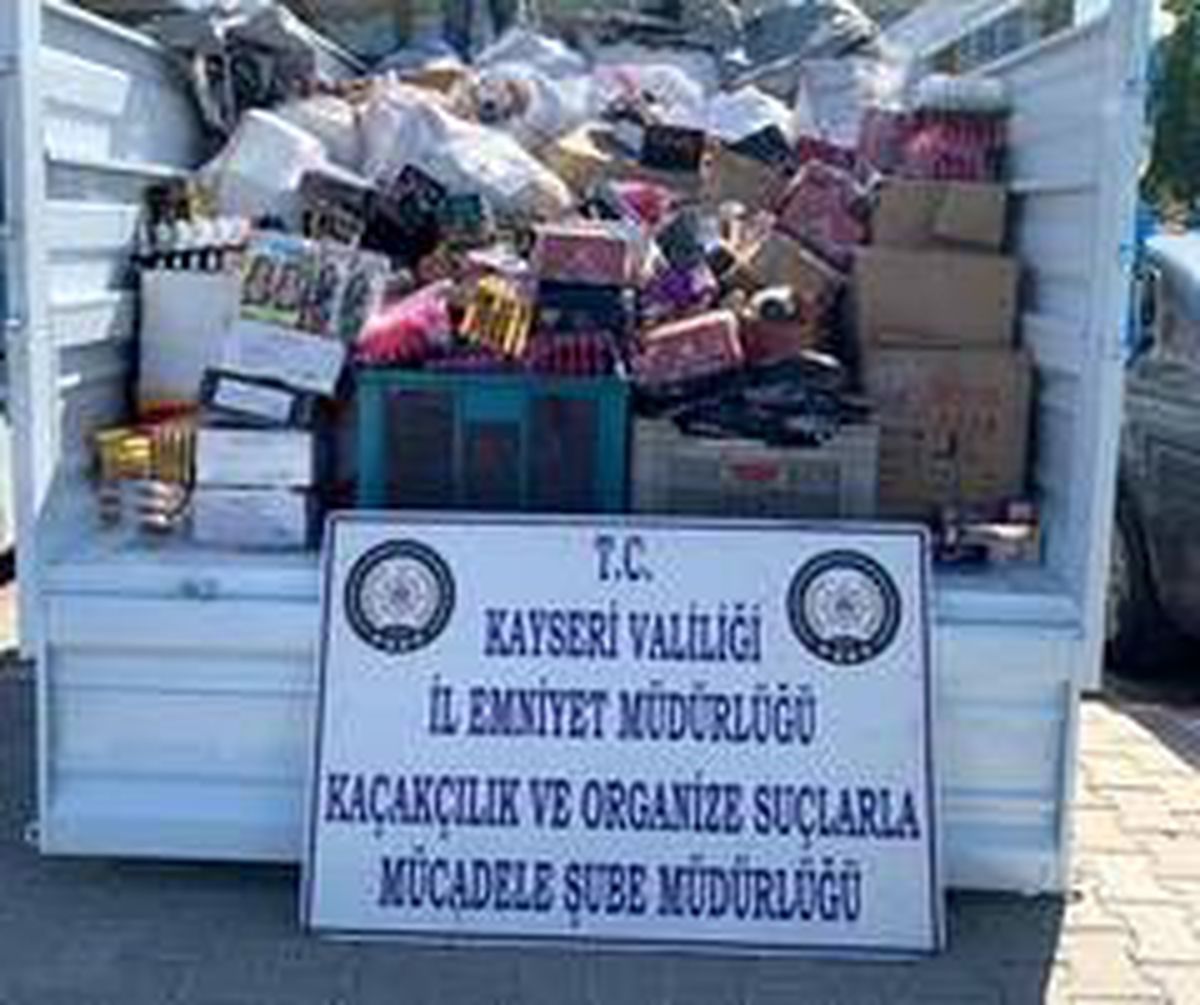 Polis ekipleri iki kamyon kaçak kozmetik ürünü ele geçirdi