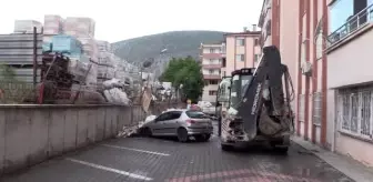 Sağanak nedeniyle inşaat malzemeleri otoparktaki araçların üzerine devrildi