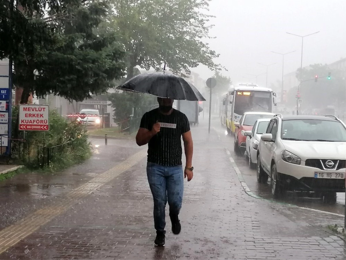 Sağanak yağış Bursa\'da hayatı felç etti