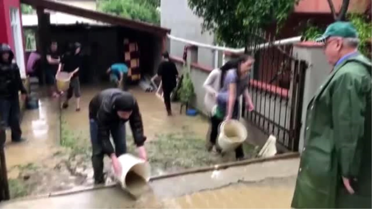 Şiddetli sağanak su baskınlarına yol açtı