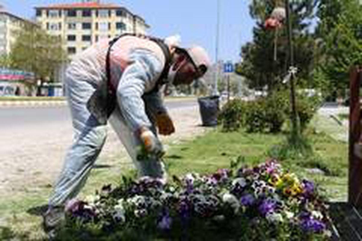 Sivrihisar\'da park yenileme ve çiçeklendirme çalışmaları