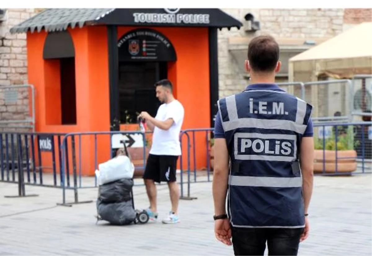 Taksim Meydanı ve İstiklal Caddesi\'nde maske denetimi