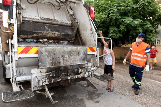 Temizlik işçileri, çöp kamyonu sevdalısı çocuğun ilgisini geri çevirmedi
