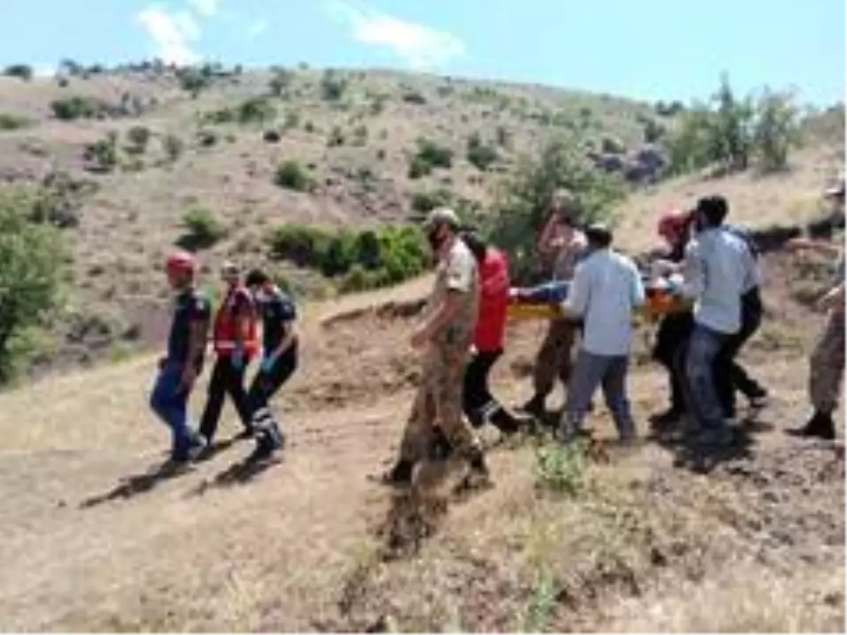 Traktör dereye yuvarlandı, 2 yaralıyı UMKE ekipleri kurtardı