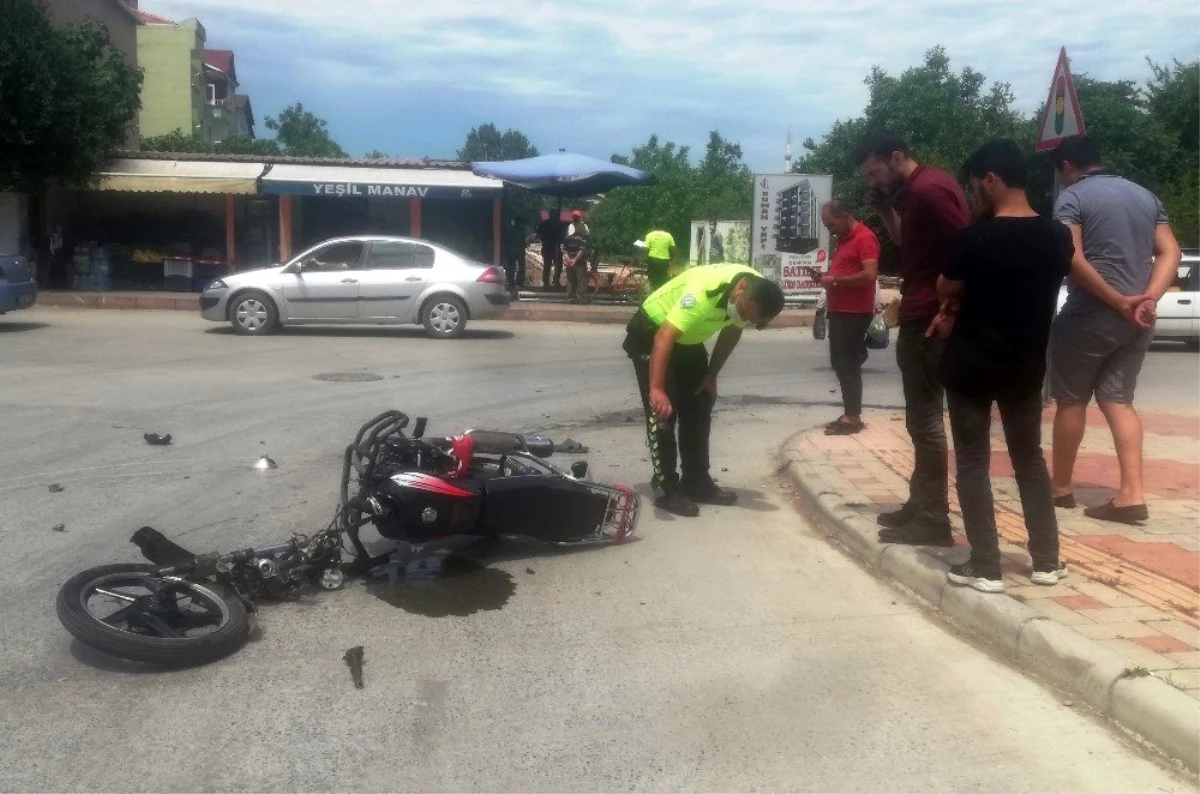 Traktöre çarpan motosiklet sürücüsü yaralandı