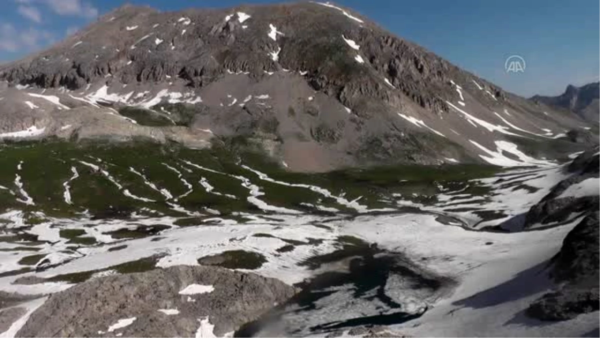 Tunceli dağlarındaki buzul gölleri güzel manzaralar oluşturuyor