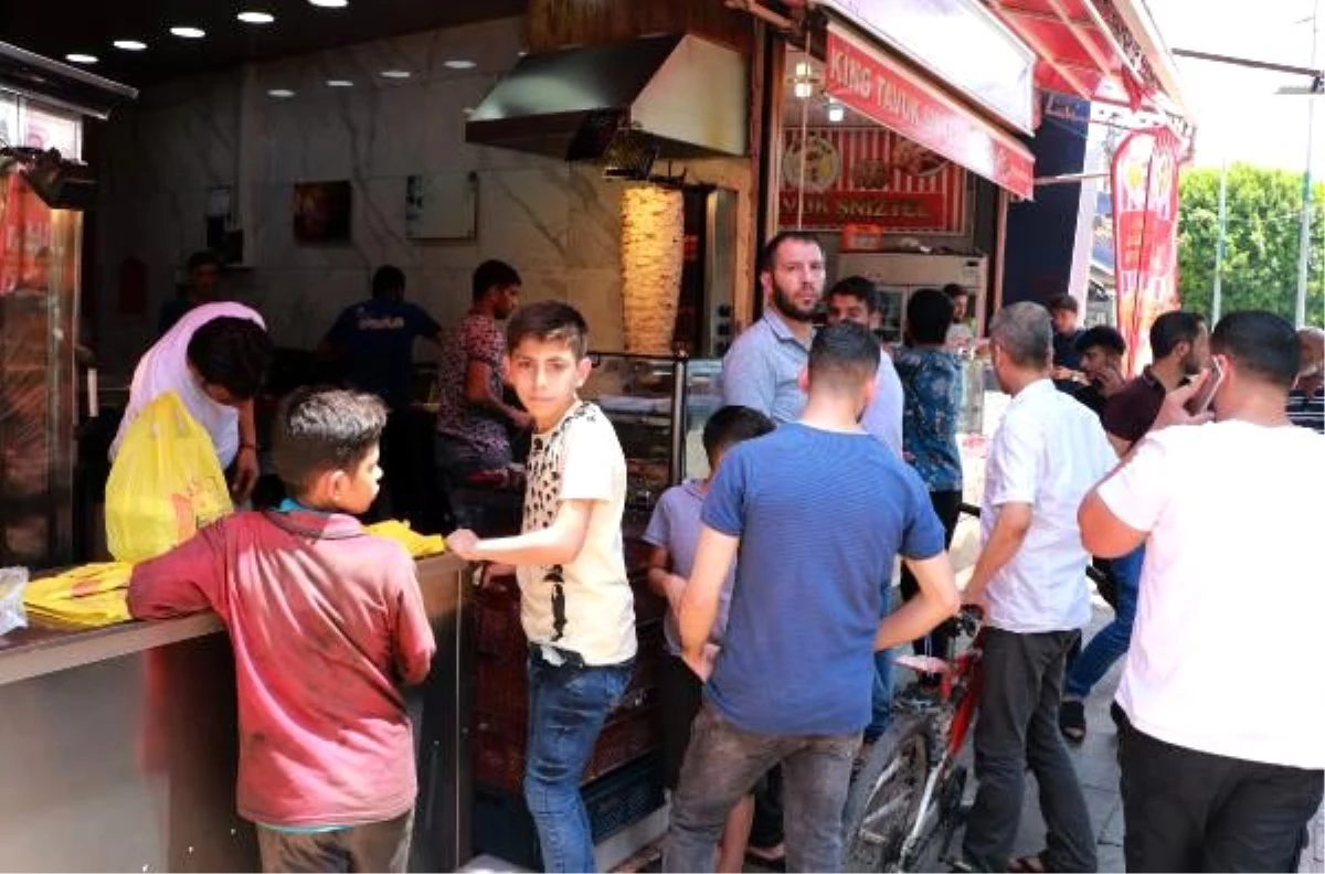 Son dakika haberi | Vaka sayısının arttığı Adana\'da, maskesiz ve masefesiz döner kuyruğu