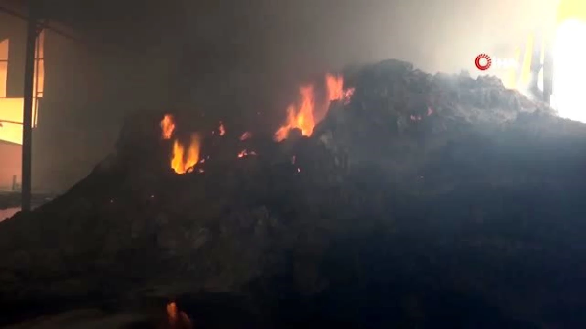Aksaray\'da yanan fabrika 26. saatinde halen alevlere teslim