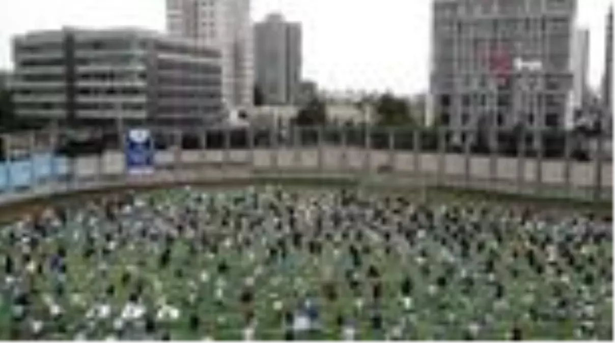 Bağcılar Mahmutbey Stadı\'nda sosyal mesafeli cuma namazı