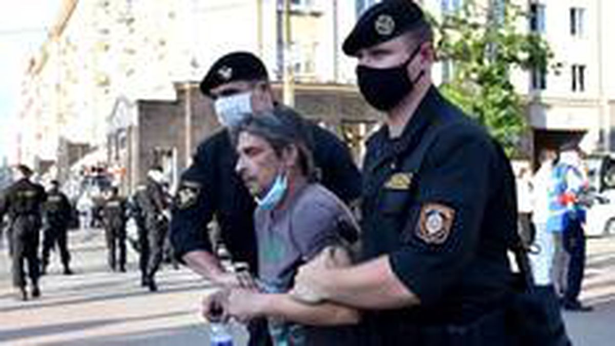 Belarus\'ta devlet başkanı adayına gözaltı sonrası gerilim tırmanıyor: \'Protestolarda 10 kişi...