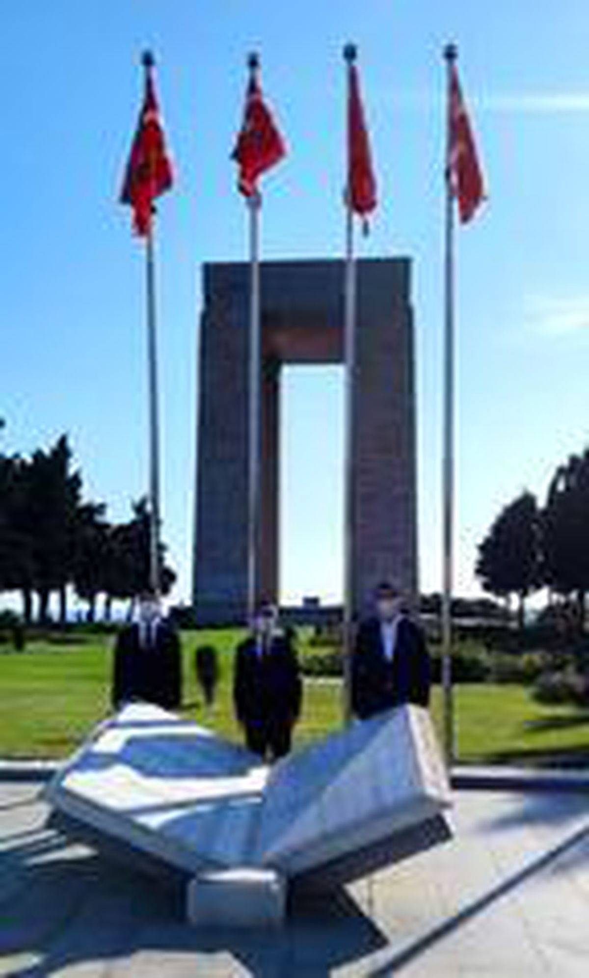 Çanakkale Valisi İlhami Aktaş, şehitlikleri ziyaret etti